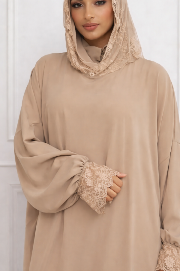 Robe de prière en dentelle beige