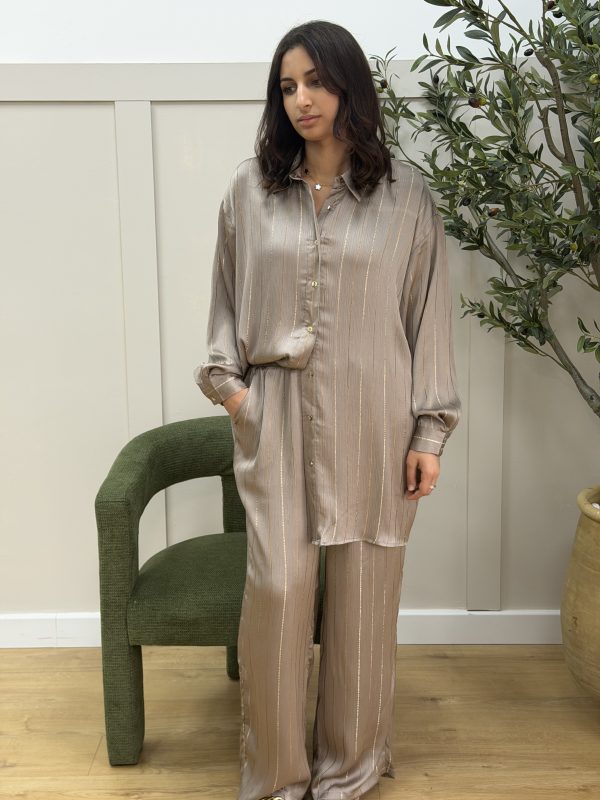 Ensemble avec fil doré