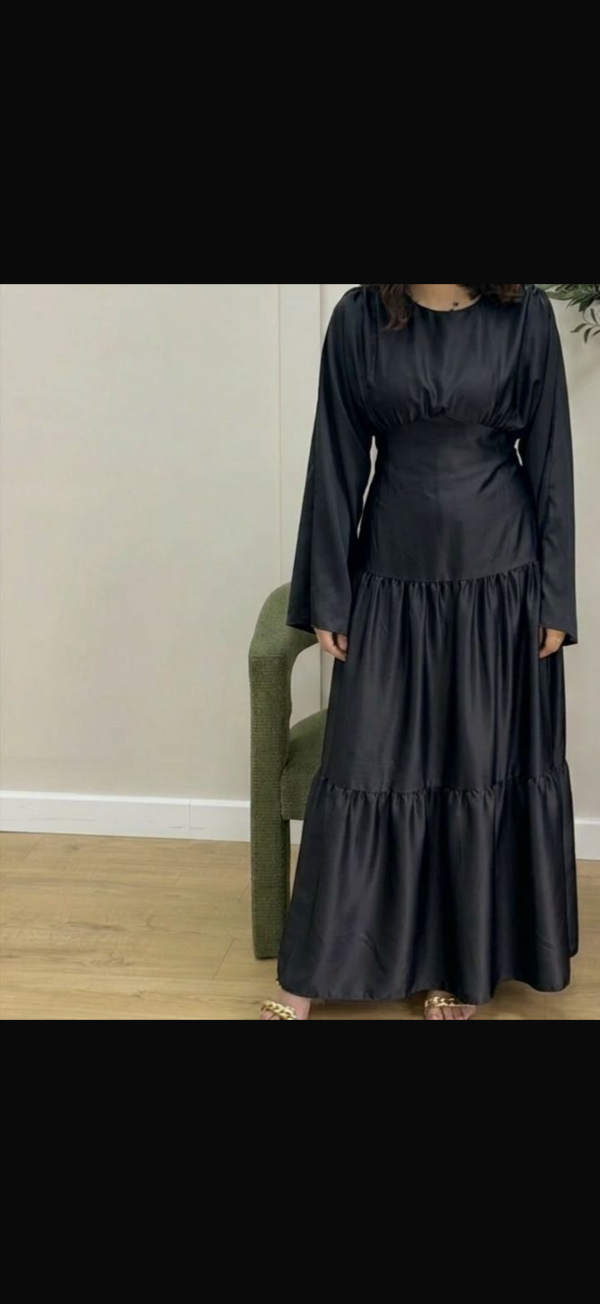 Robe longue noire élégante à manches longues